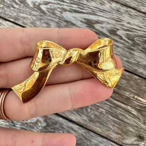 Vintage Jewelry Trifari Gold Tone Ribbon Brooch Bow Pin